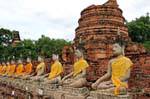 Rangée de bouddhas en Bhumisparsa, Wat Yai Chai Mongkol, Ayutthaya, Thaïlande.