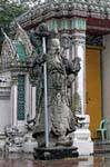 Statue géante qui monte la garde, Wat Pho (Wat Phra Chettuphon), Bangkok, Thaïlande.