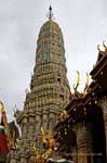 Prang du Prasart Phra Thep Bidorn, Temple Phra Kaew, Bangkok, Thaïlande.