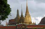 Stupas et prang en alignement, Wat Phra Kaeo, Bangkok, Thaïlande.