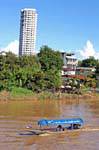 Bateau et building, Chiang Mai, Thaïlande.