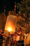 Initiation à l'envol de la lanterne, Chiang Mai, Thaïlande.