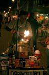 Marchand de soupe au marché nocturne, Chiang Mai, Thaïlande.