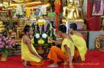 Jeunes moines décorateurs, Chiang Mai Temple, Thaïlande.