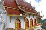 Le temple de la montagne, vue de côté, Région de Chiang Mai, Thaïlande.