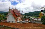 L'arrière de temple dans la montagne vers Chiang Mai, Thaïlande.