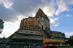 Autre vue sur le grand chedi, Wat Chedi Luang, Chiang Mai, Thaïlande.