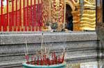 Chat et encens, Wat Doi Suthep, Chiang Mai, Thaïlande.