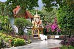 Un Temple dans la végétation, Wat Doi Suthep, Chiang Mai, Thaïlande.