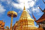 Ombrelle et stupa d'or, Wat Doi Suthep, Chiang Mai, Thaïlande.