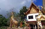 Gardiens et temple en haut des escaliers, Wat Doi Suthep, Chiang Mai, Thaïlande.