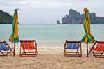 Chaises-longues sur la plage, Koh Phi Phi, Thaïlande.