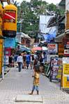 Une rue de Tonsai village, Koh Phi Phi, Thaïlande.
