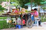 Marchande ambulante de fruits, Koh Phi Phi, Thaïlande.