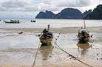 Bateaux dans la baie de Tonsai à marée basse, Koh Phi Phi, Thaïlande.