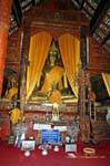 Interieur du Viharn Phra Put, Wat Phra That, Lampang Luang, Thaïlande.
