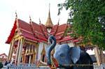 Eléphant noir devant un temple du Wat Chalong, Phuket, Thaïlande.