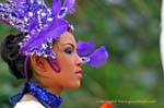 La femme à plumes violettes, Patong Festival, Phuket, Thaïlande.