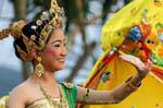 Jeu de main de la danseuse, Patong Festival, Phuket, Thaïlande.