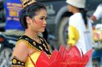 Fille au lotus rouge, Patong Festival, Phuket, Thaïlande.