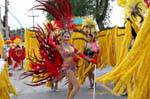 Danseuse aux plumes rouges, Patong Festival, Phuket, Thaïlande.