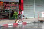 La lecture du journal, Phuket Town Gypsy, Thaïlande.