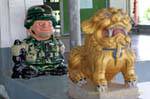 Statuette de militaire US et dragon, Phuket Town Gypsy, Thaïlande.