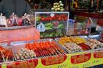 Etal de brochettes variées, Sukhothai, Thaïlande.