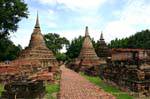 Chemin aux chedis, Sukhothai, Wat Mahathat, Thaïlande.