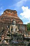 Bouddha au milieu des ruines, Sukhothai, Wat Mahathat, Thaïlande.