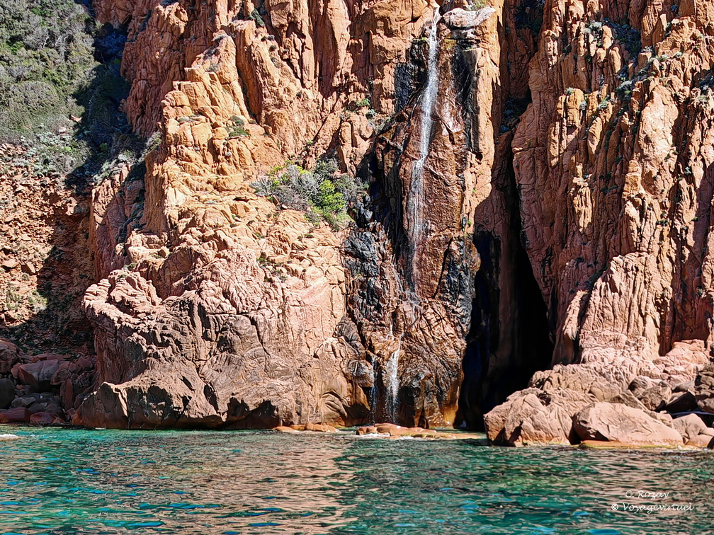 Calanques de Piana Cascade sur roche 332