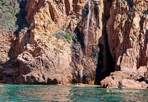Calanques de Piana Cascade sur roche 332