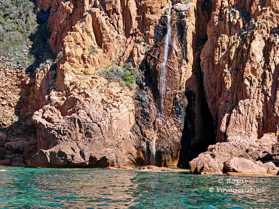 Calanques de Piana Cascade sur roche 332