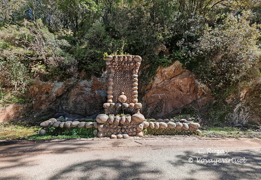 Sur la D81 Fontaine typique Serriera 207