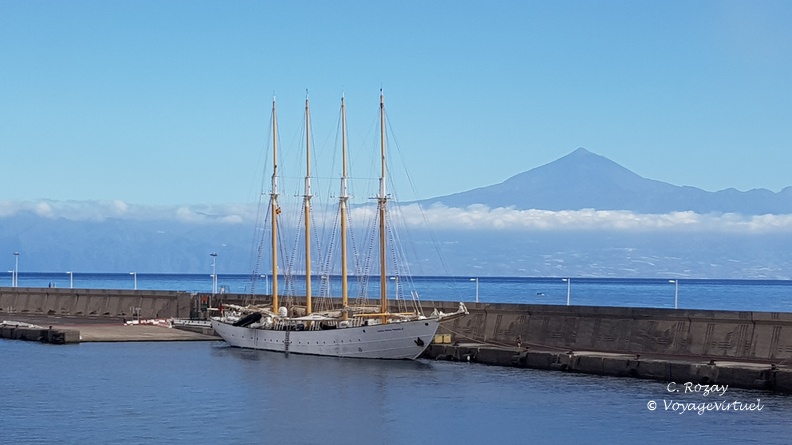 Le voilier face au Teide dans le port de San Sebastian La Gomera Canaries