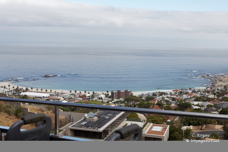 Panorama sur Camps Bay vu depuis les hauteurs sur la M62. Cape Town Le Cap