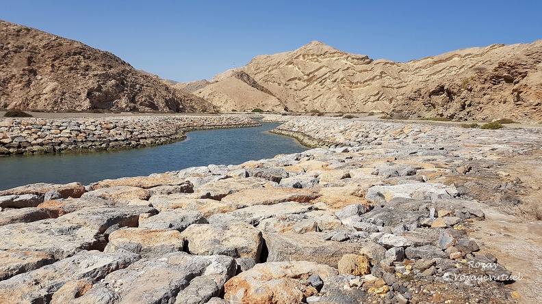 Les montagnes en fond du wadi Atay, Yiti. Environs De Muscat