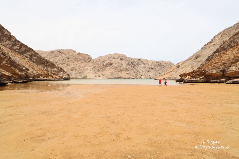 Promenade à marée basse dans le fjord entre Yiti beach et Bandar Al Khairan. Environs De Muscat