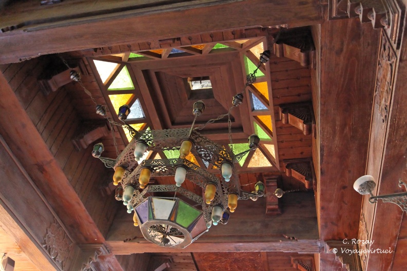 Antique lampadaire et plafond ouvragé, Muttrah Oman مسقط