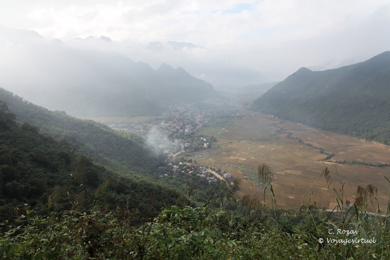 La vallée entre les montagnes, région entre Mai Chau et la parc Cuc Phuong. Cuc Phuong Vietnam