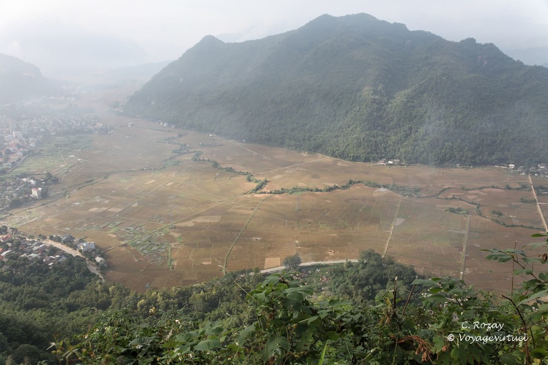 Vue panoramique sur la vallée depuis la route entre Mai Chau et la parc Cuc Phuong. Cuc Phuong Vietnam