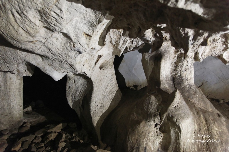 A l’intérieur de la grotte de l’homme préhistorique, parc Cuc Phuong.  Cuc Phuong Vietnam