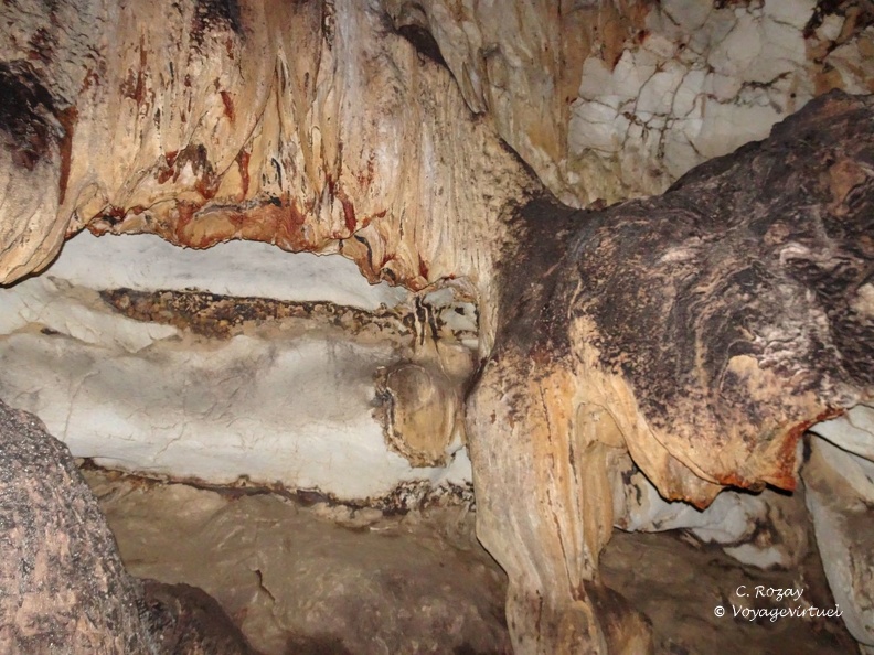 Couleurs de roches dans la grotte de l’homme préhistorique, parc Cuc Phuong.  Cuc Phuong Vietnam