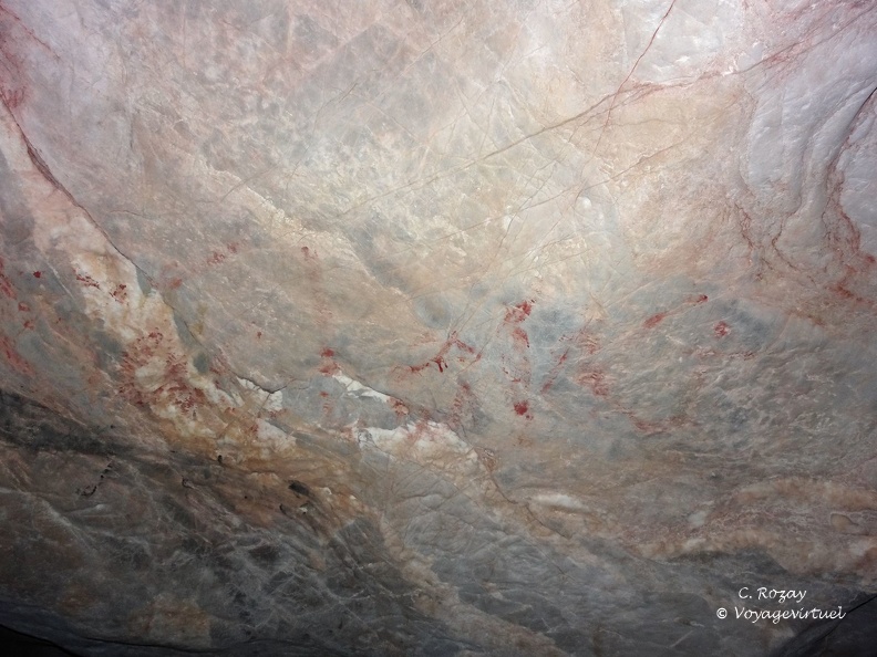 Vestiges de peinture au plafond de la grotte, parc Cuc Phuong.  Cuc Phuong Vietnam