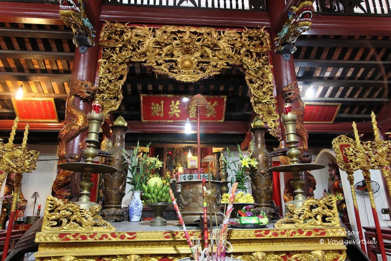 Autel richement décoré et achalandé en offrandes, pagode Den Trinh Lang Yen. Duc Khe Vietnam