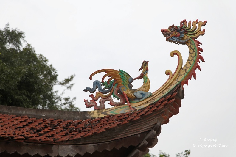 La grue et le dragon sculptés dans le bois coloré, toit de la pagode Den Trinh Lang Yen. Duc Khe Vietnam
