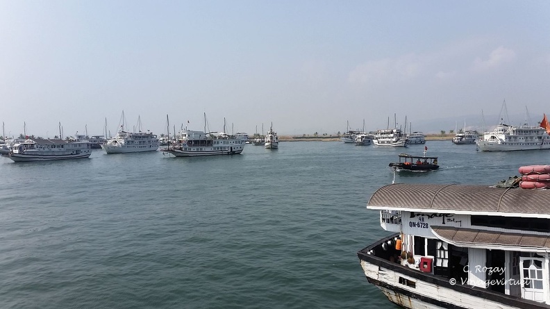 Jonques en attente de touristes dans le port de Hongai, à 5 km à l'est de Bai Chay. Halong Baie Vietnam