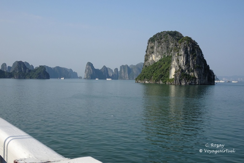 La baie d'Halong comprend près de 2000 îles calcaires censées s'être formées il y a plus de 500 millions d'années. Halong Baie Vietnam