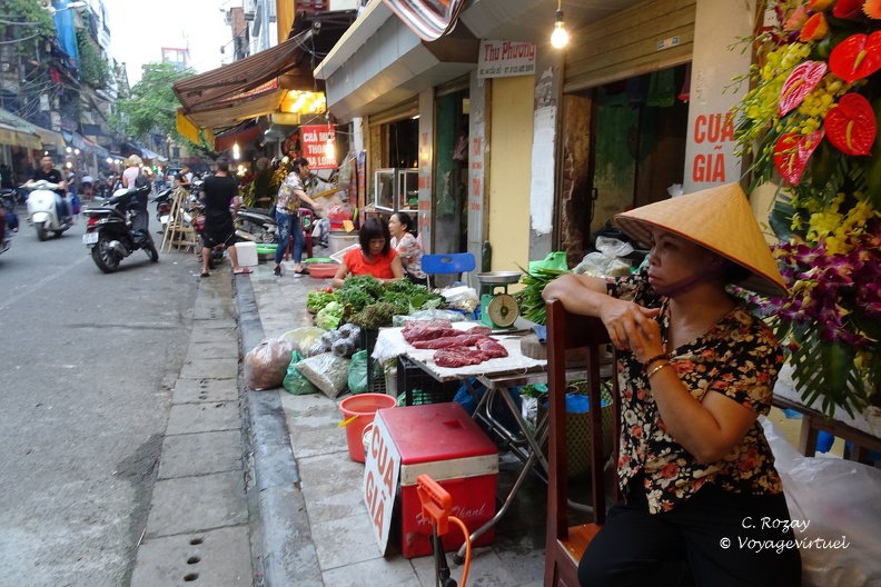 La fleuriste au chapeau conique en attente de client, Old Quarter, Hanoï.  Hanoi Vietnam