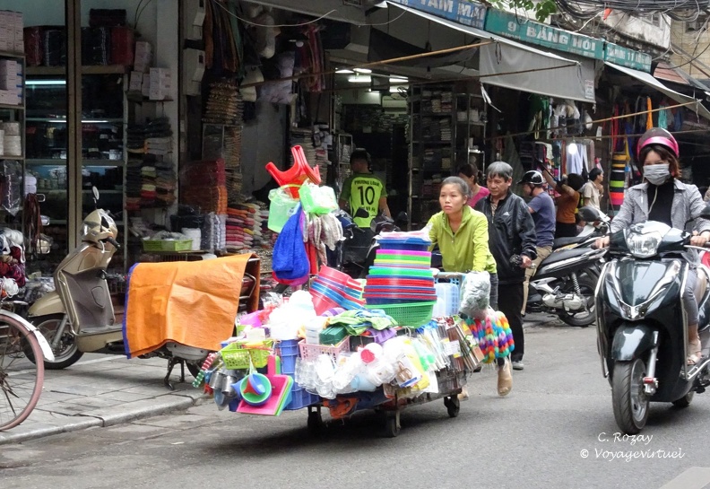 Marchande ambulante d'articles ménagers dans une rue de Hanoï. Hanoi Vietnam